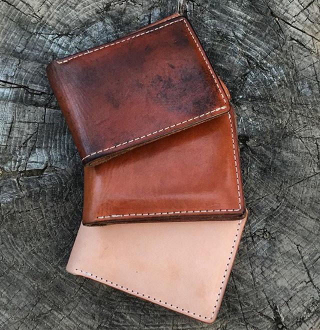 https://www.thirteen50leather.com/cdn/shop/articles/walletpatina_75bf0c43-d58d-4edd-874d-c68acdd040d4.jpg?v=1595178636